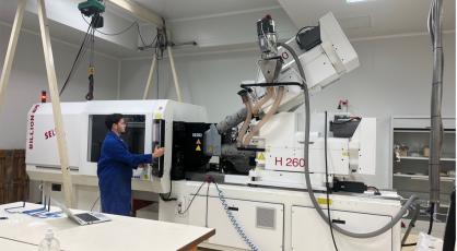 Ayoub Agourram, doctorant à l’INSA Lyon, en manipulation sur une presse de bi-injection. © INSA Lyon - Campus d'Oyonnax